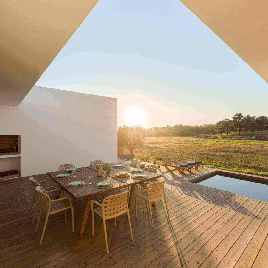 rev-dinner-table-setting-in-modern-villa-terrace-2023-11-27-05-36-52-utc